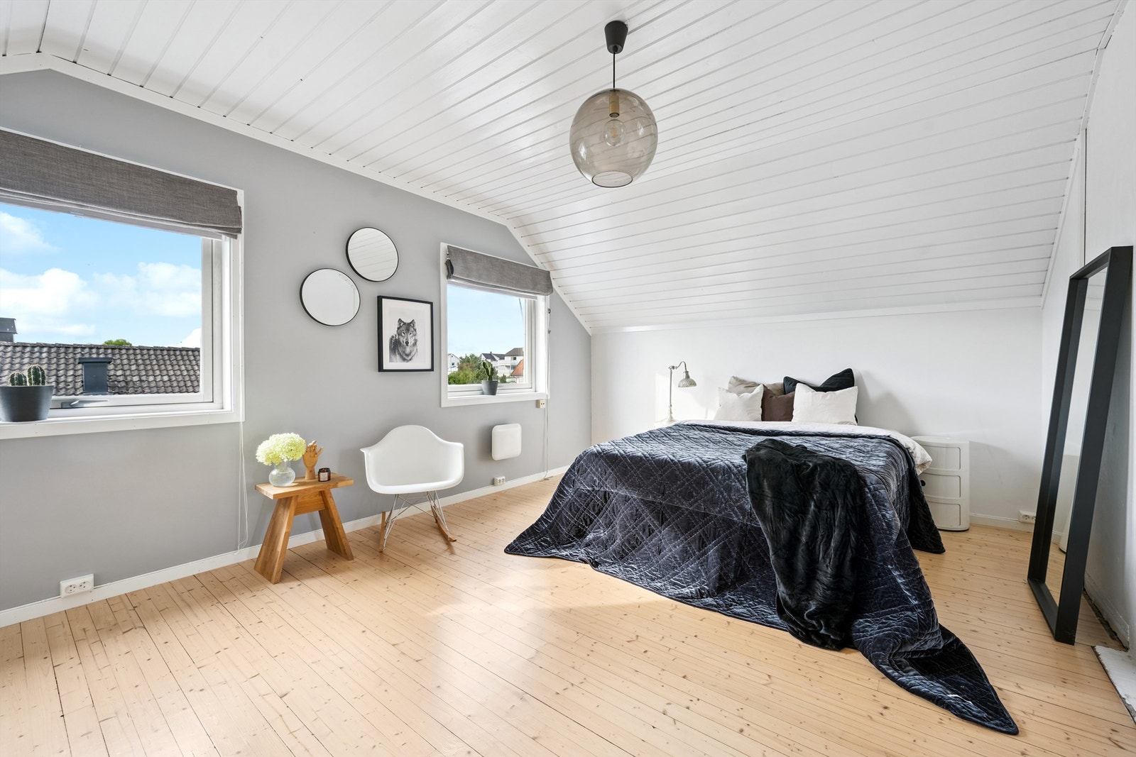 Soverom 2 i andre etasje - et romslig rom med gode møbleringsmuligheter. Galleribilde