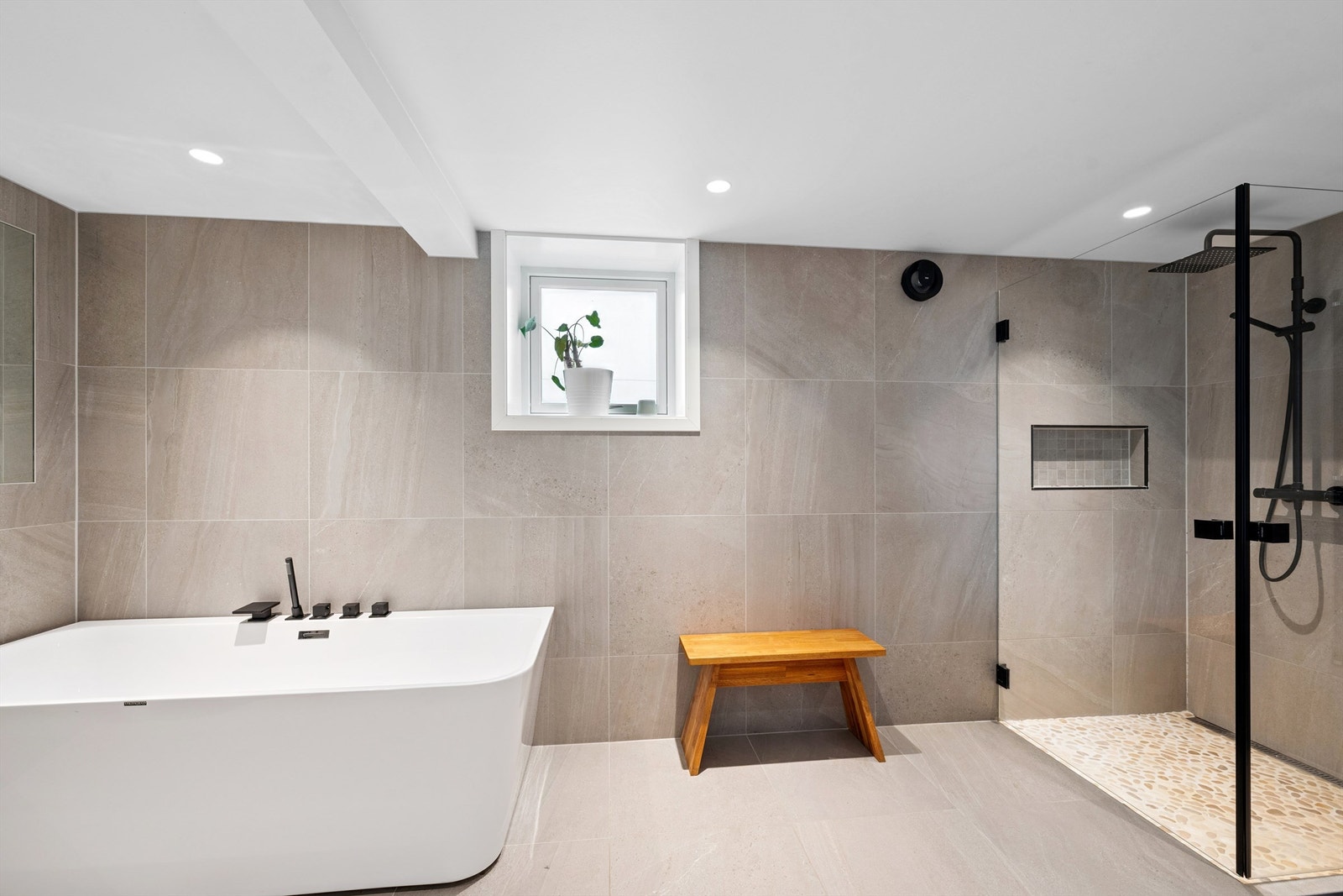 Nyt spa-følelsen med frittstående badekar på dette flotte badet. Galleribilde