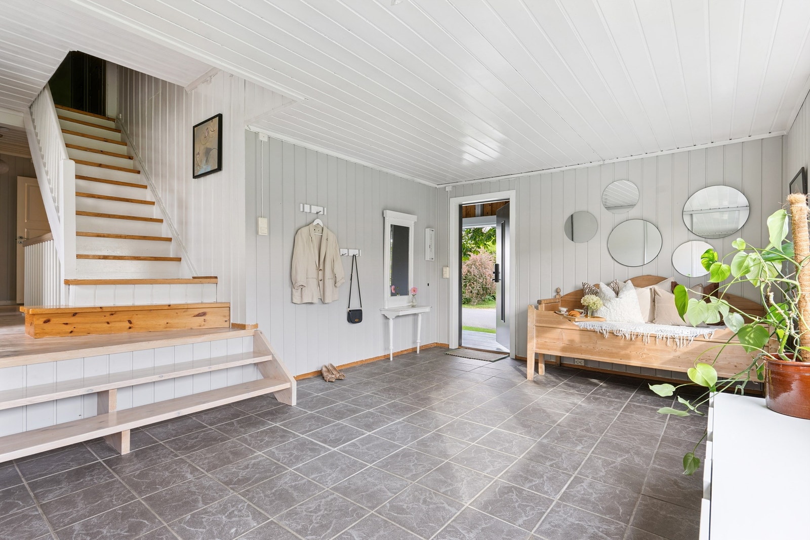 Velkommen inn! Romslig og innbydende entré/hall med god plass til garderobeløsninger. Galleribilde