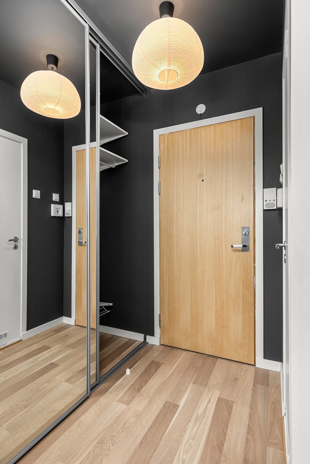 Entre med flott skyvedørsgarderobe for oppbevaring og klær Galleribilde