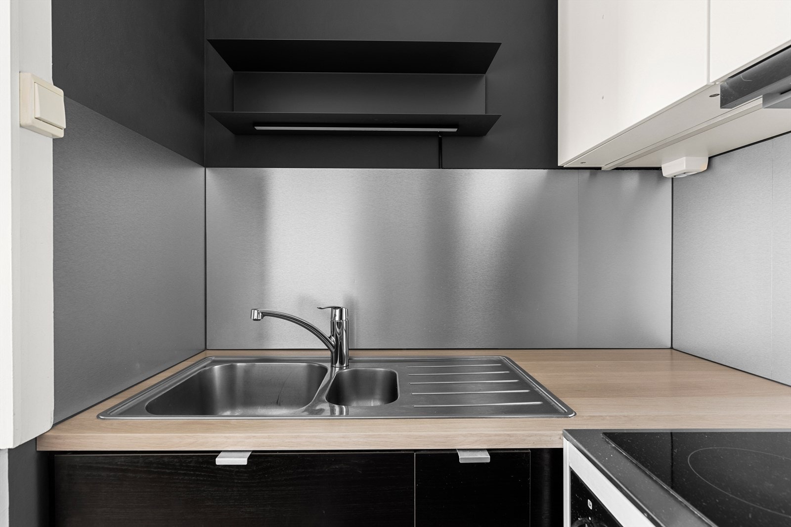 Kjøkkenen er blant annet innredet med komfyr, vaskemaskin og vannstoppsystem. Galleribilde