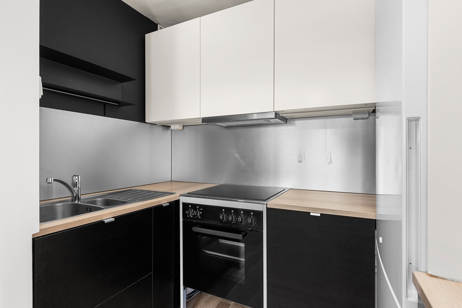 Koselig kjøkkenkrok med glatte fronter og benkeplate av laminat. Galleribilde