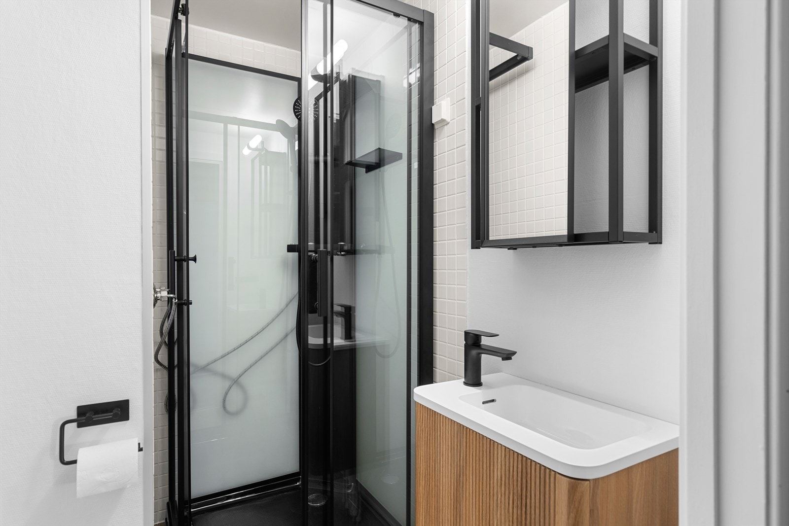 Lyst og herlig bad med moderne detaljer. Galleribilde