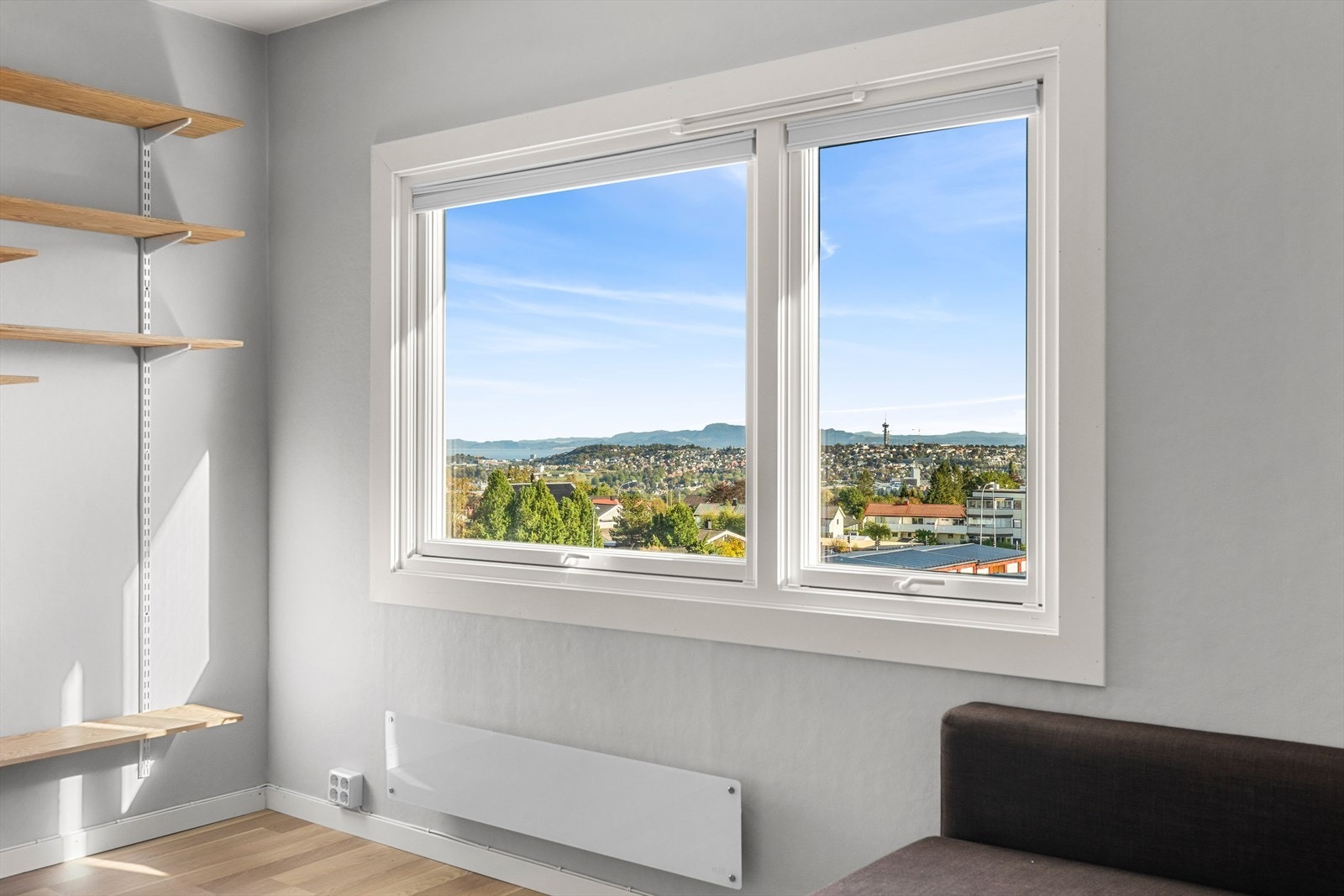 Vinduene på stue/kjøkken slipper inn godt med sol og naturlig lys. Romslig stue/kjøkkenløsning på ca. 18,3 kvm. Galleribilde