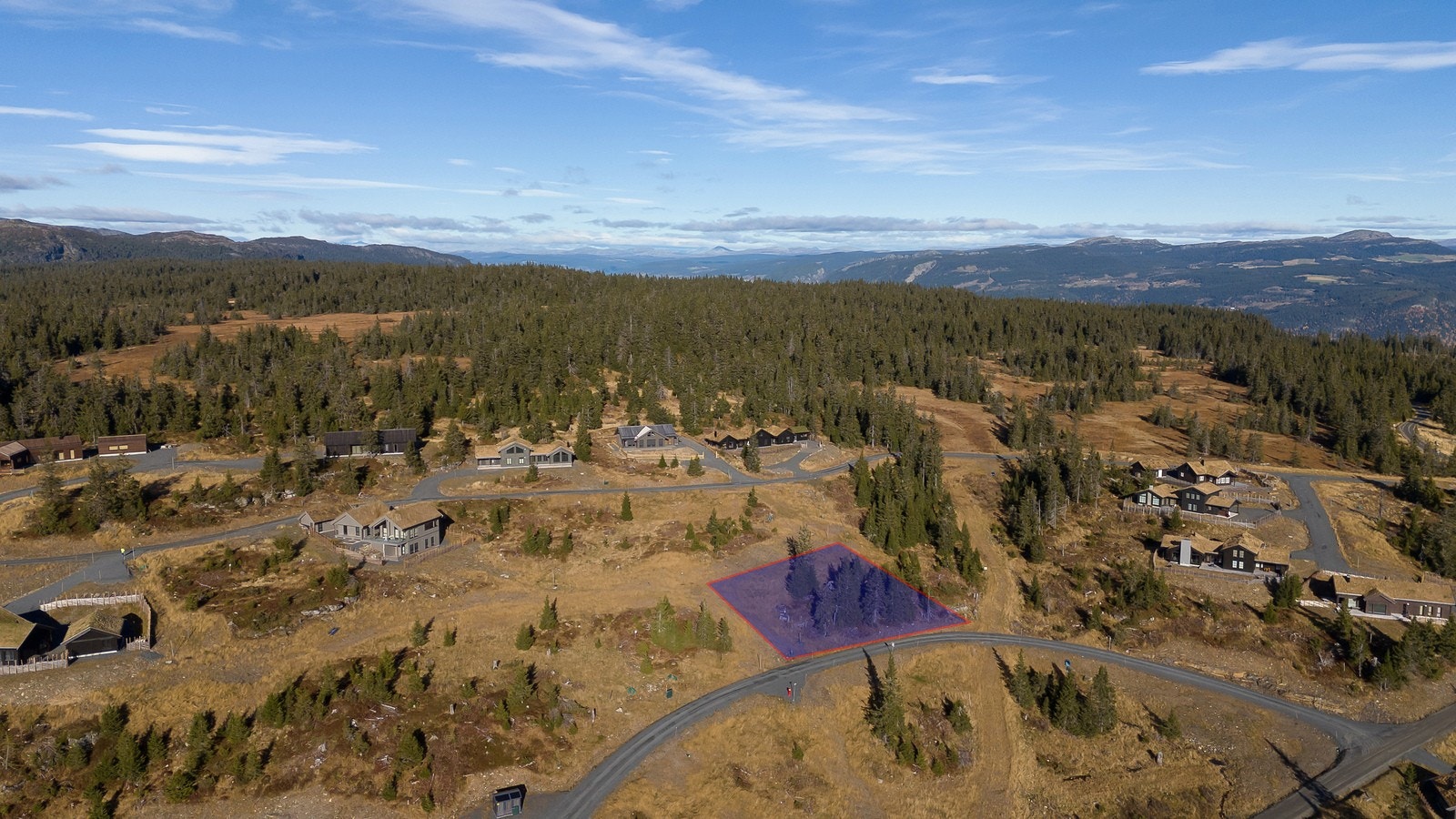 Tomten ligger i et området regulert til fritidsbebyggelse - frittliggende. Romslig eiet tomt på ca. 1 290,00 m². Tomt er uten binding til leverandør Galleribilde