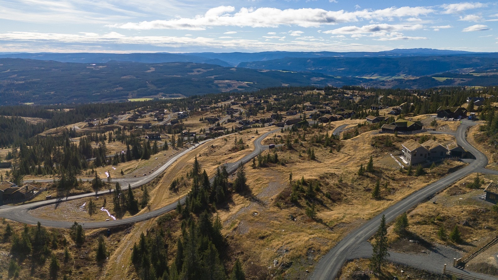 Videre er det ca. 40 km til Lillehammer, hvor du har alle bymessige fasiliteter, kjøpesentre, restauranter og kafeer. Galleribilde