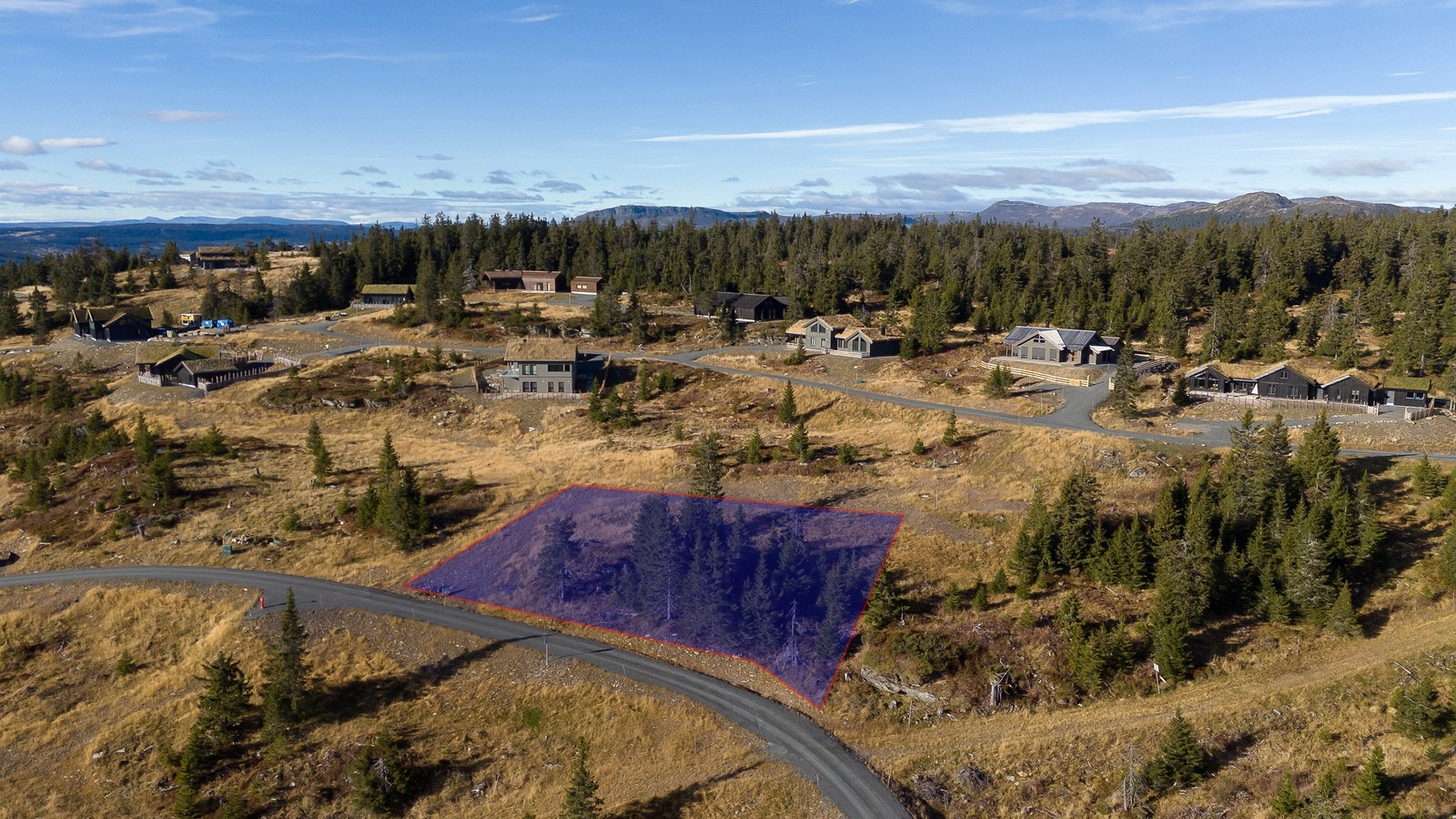Tomten ligger i et naturskjønt og nyetablert hytteområde midt mellom Hafjell, Kvitfjell og Skeikampen. Galleribilde