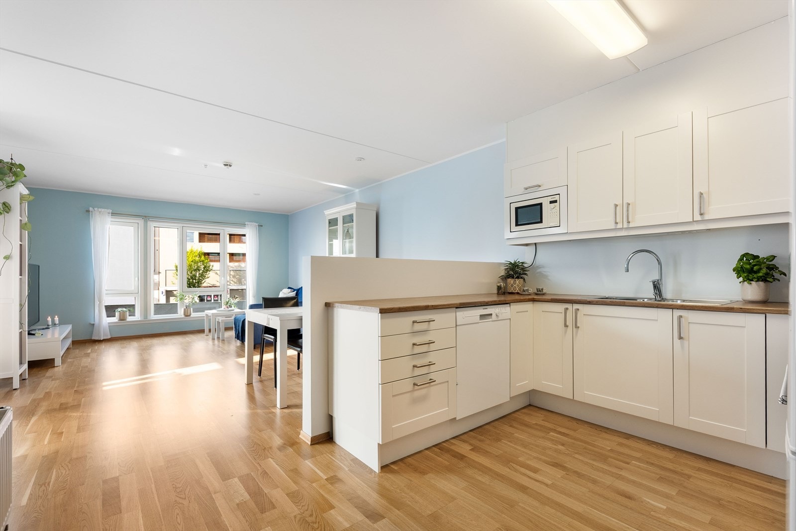 Åpen stue- og kjøkkenløsning som gir en god romfølelse. Galleribilde