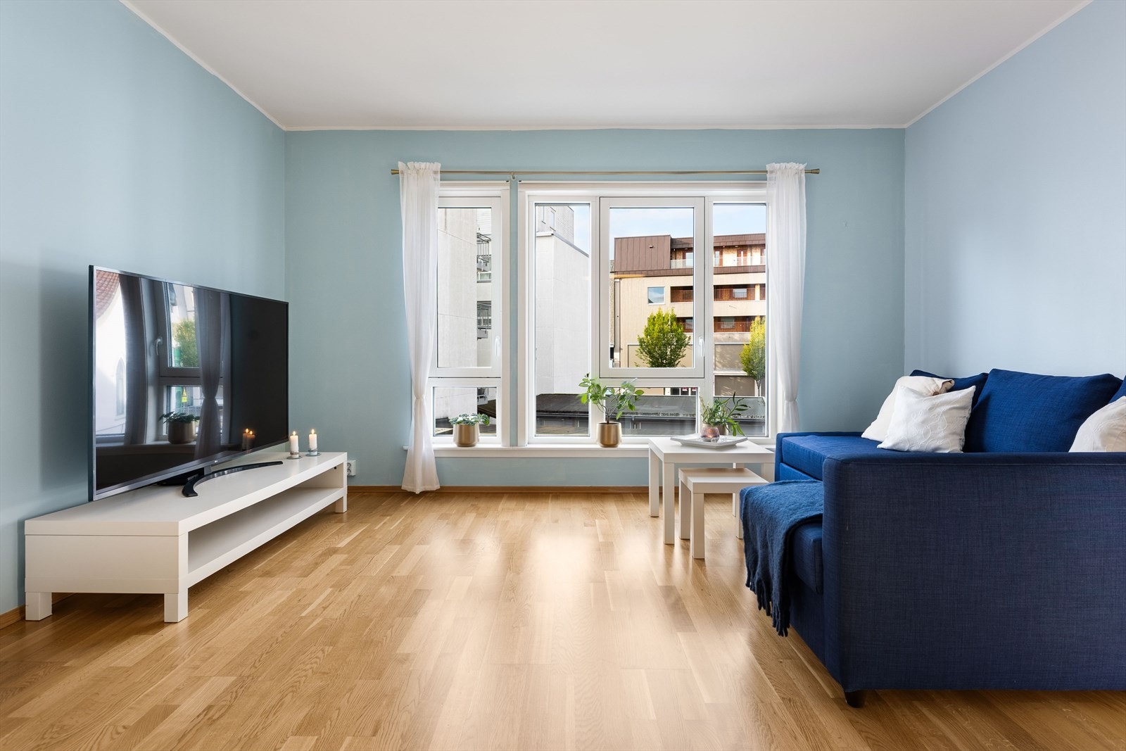 Store vindusflater som slipper inn rikelig med naturlig lys. Galleribilde