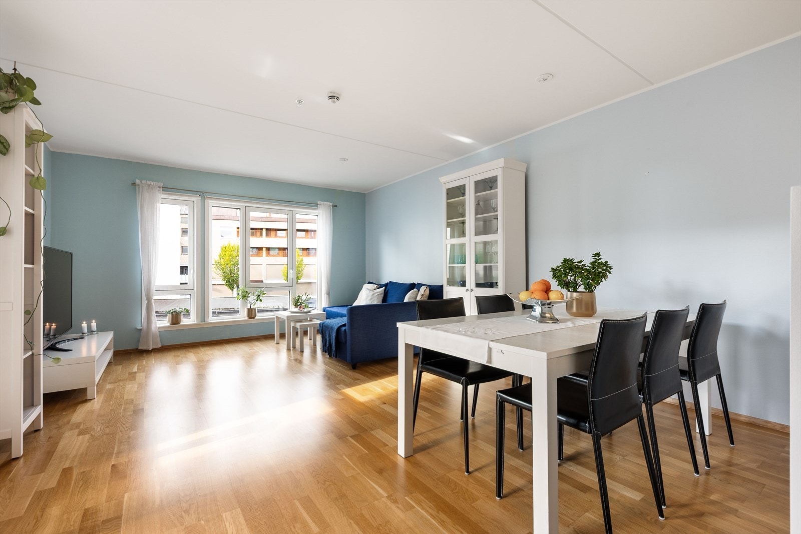 Stue med god plass til tv-seksjon, sofagruppe, spisestue og øvrig ønsket møblement. Galleribilde