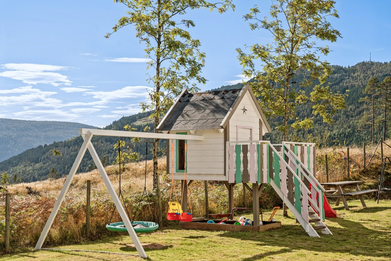 Godt med plass i hagen for små og store Galleribilde