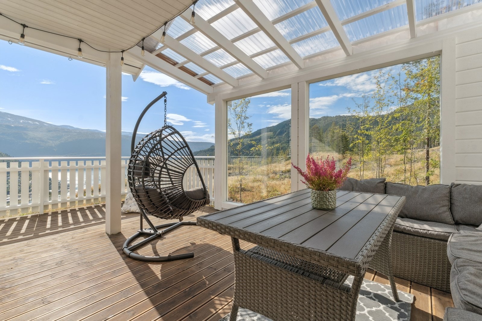 Nydelig å kunne sitje her i det meste av vêr. Med flott utsikt mot naturen, bygda, fjellheim og fjord. Galleribilde