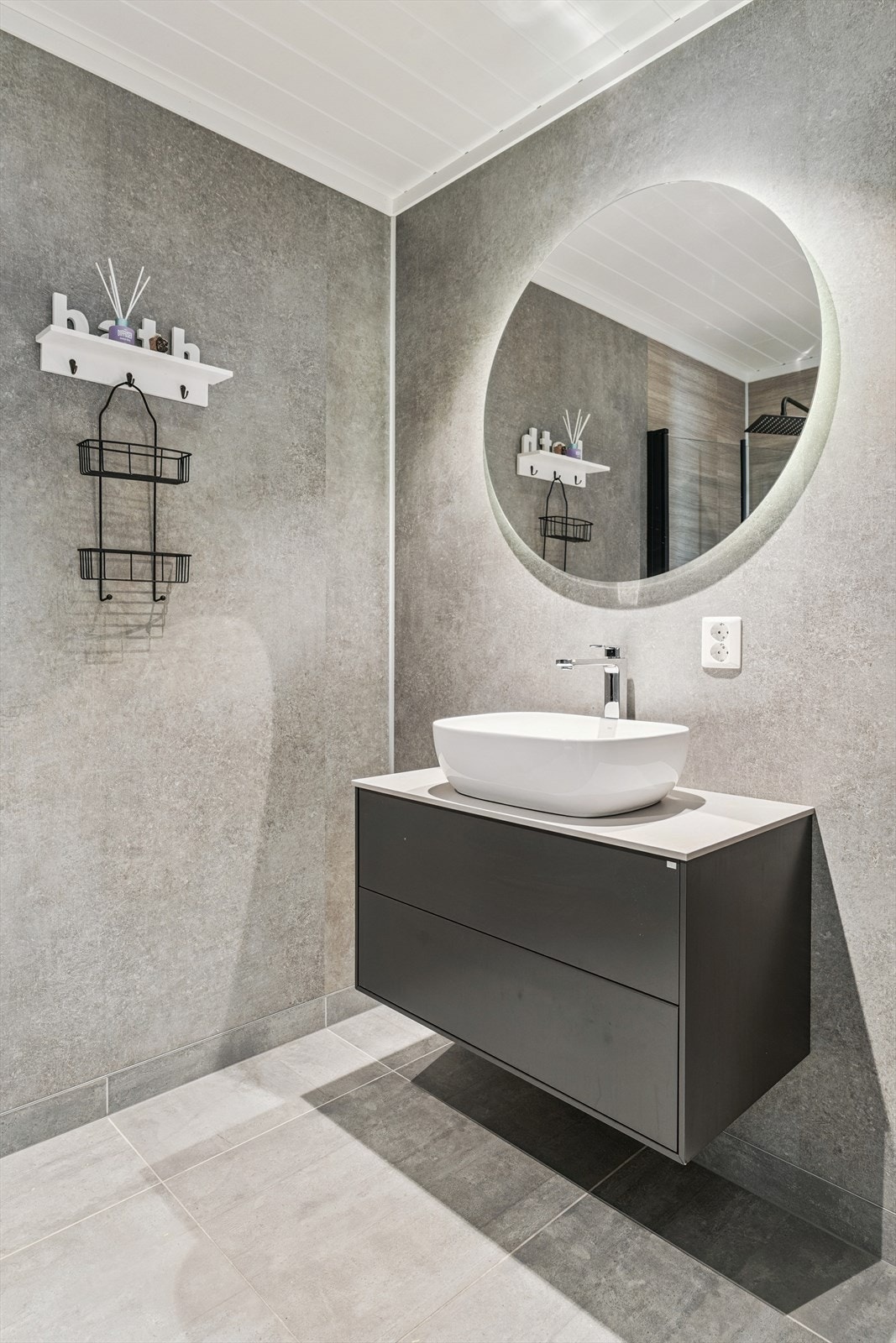 Du har fleire baderom, to i 1.etasje og eit i underetasje Galleribilde