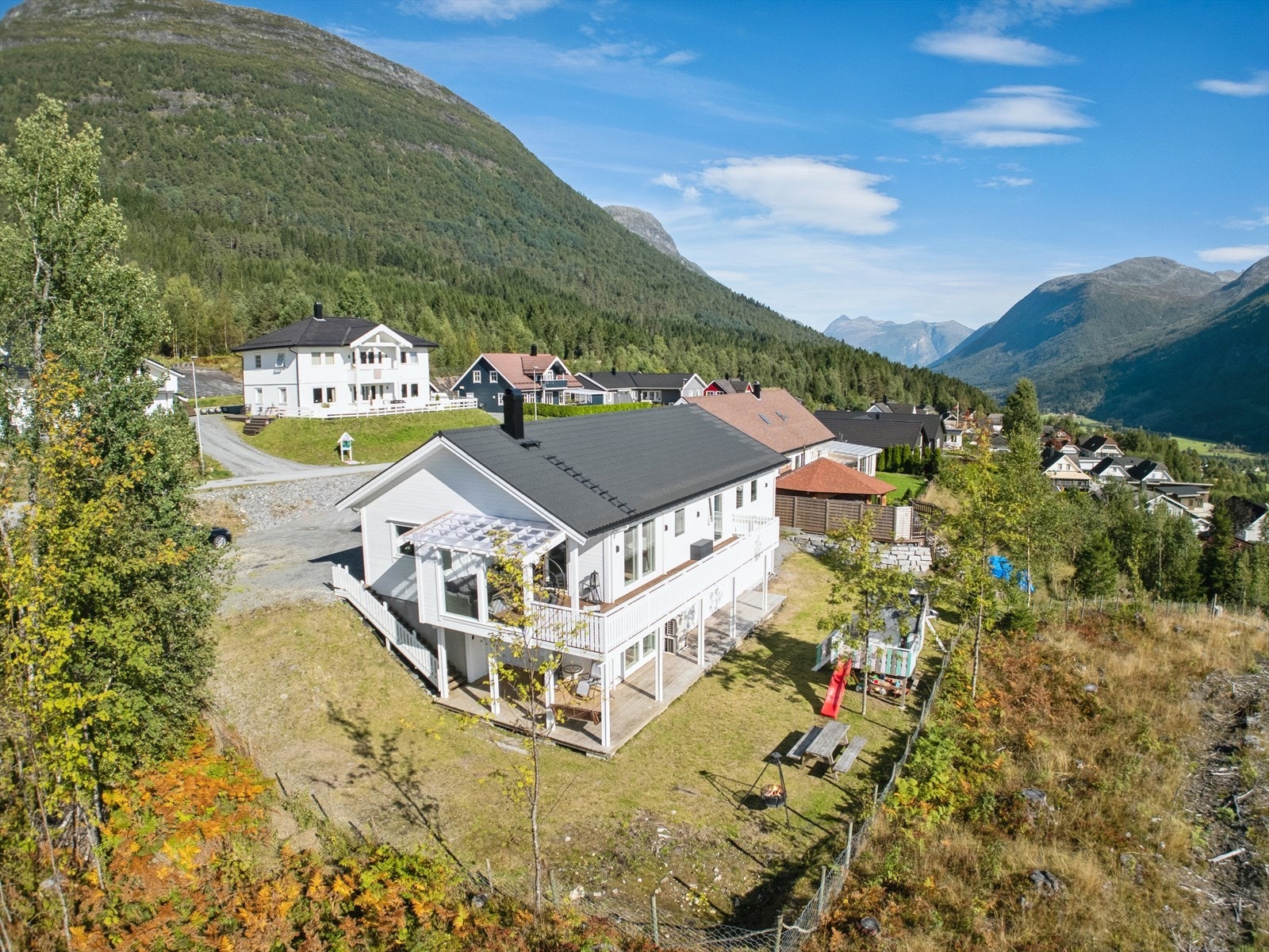 Velkommen til Langåsen 14
Her finn du ein innhaldsik og flott einebustad med opparbeida hage, leikestativ og plass for garasje på tunet Galleribilde