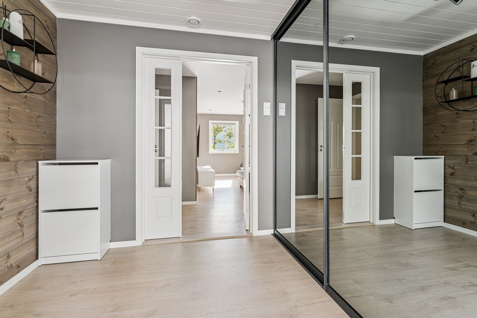 Velkommen inn. Romsleg entré med varmefolie og laminat. Godt med plass i skyvedørsgarderobe Galleribilde