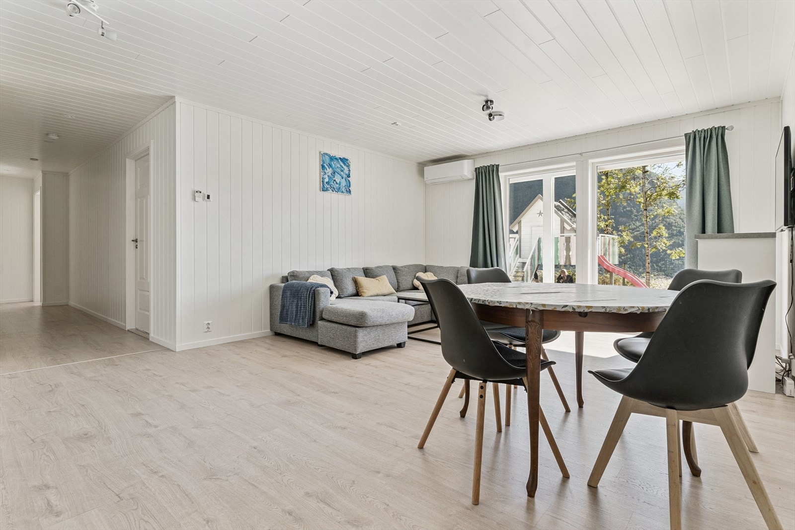 Stue i underetasje med store vindauger ut mot hagen. Golvvarme med varmefolie Galleribilde