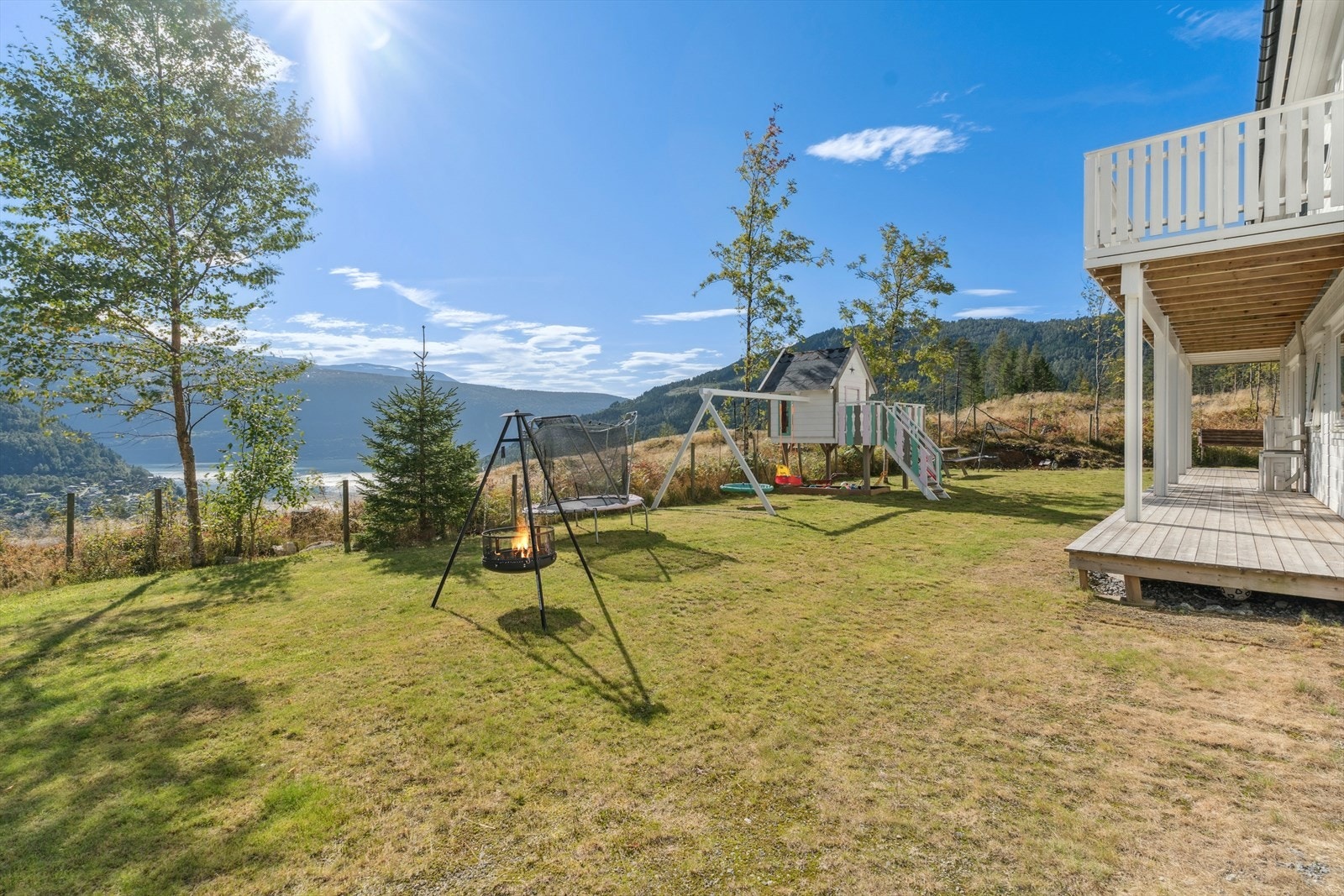 Fint opparbeida med leikeplass for barna og delvis overbygd terrasse Galleribilde