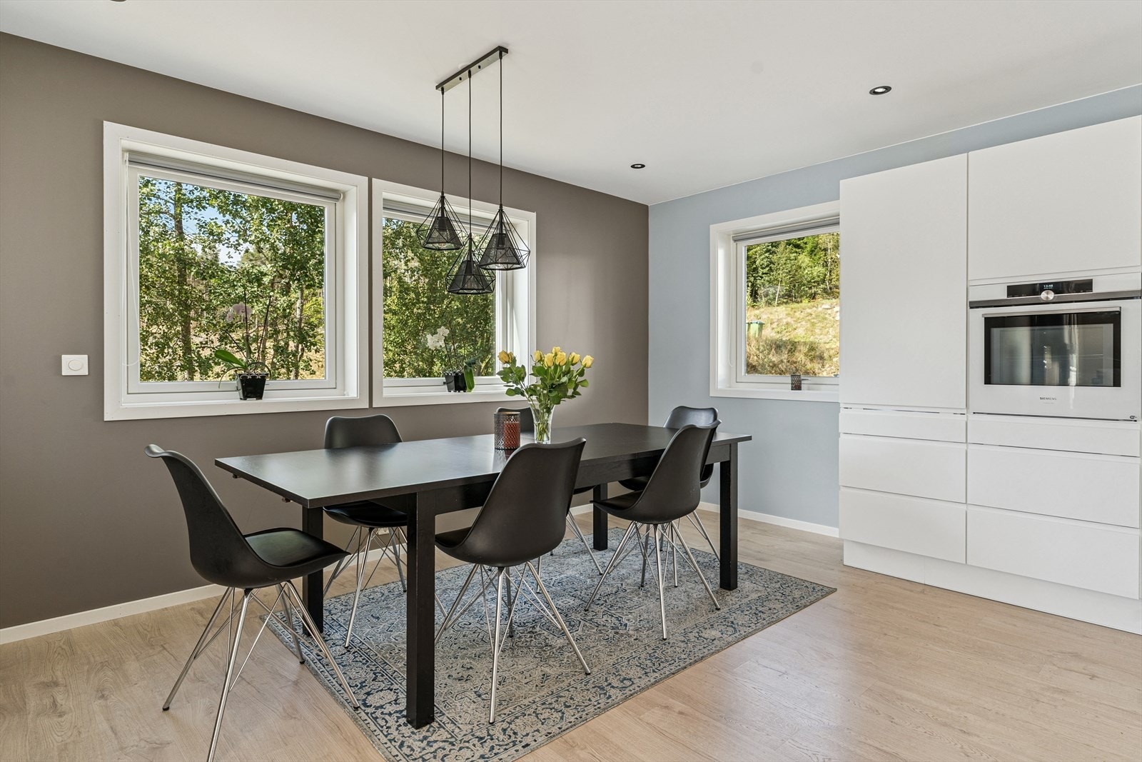 Med åpen kjøkkenløysing mot spisestove og stove får du ei stor og fin sone i kvardagen Galleribilde