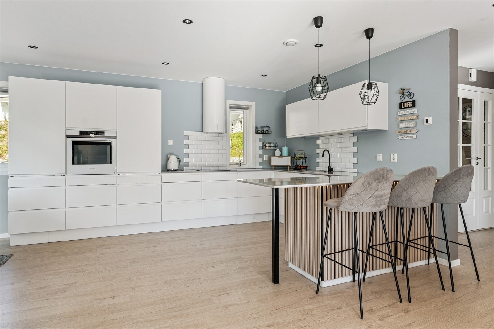 Du har også sitjeplass ved kjøkkeninnreiinga - sosialt og praktisk for travle kvardagar med leksehjelp og raske måltid Galleribilde