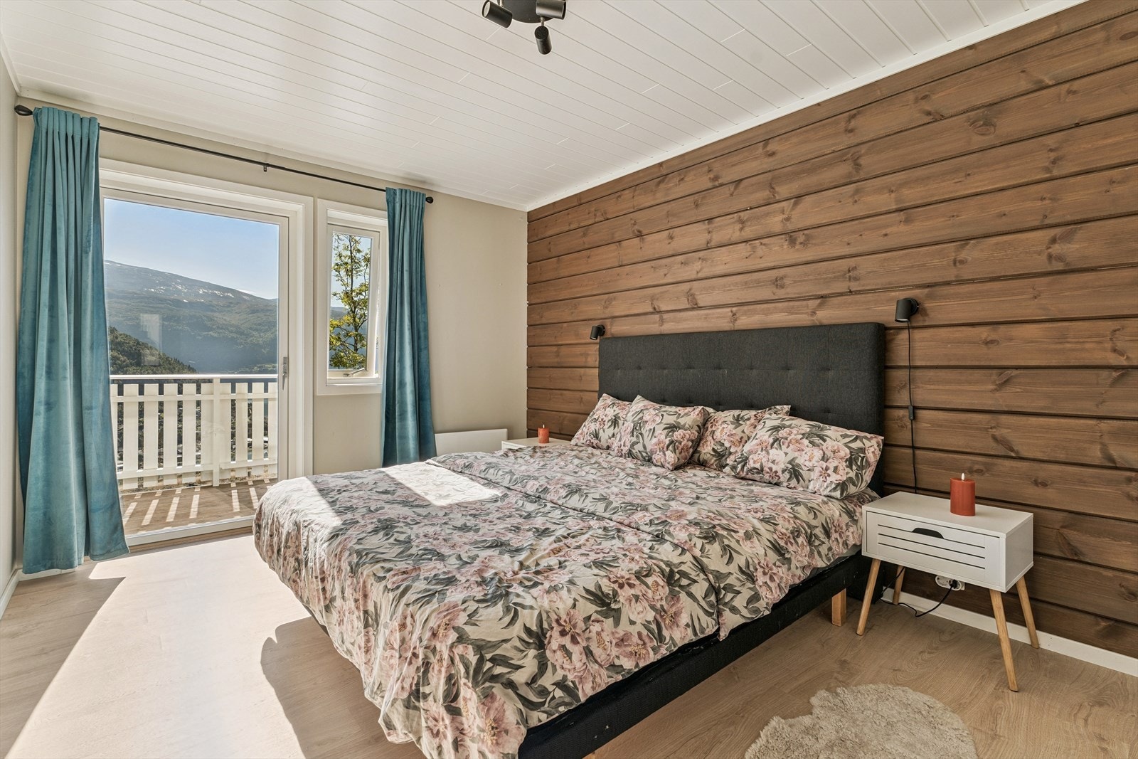 Soverom I i 1.etasje.
Skyvedør mot terrasse frå rommet. Galleribilde