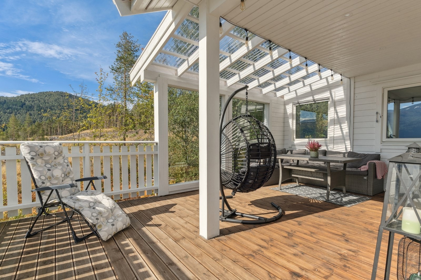 Her har du ein meget romsleg terrasse med delvis overbygd parti som også har skjerming mot vest Galleribilde