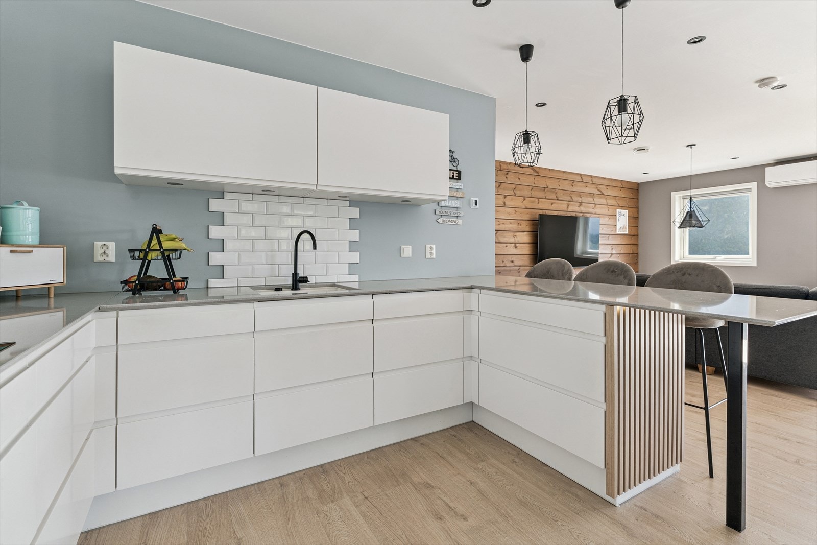 Flis over oppvaskkum og steikesone. Praktisk og fint Galleribilde