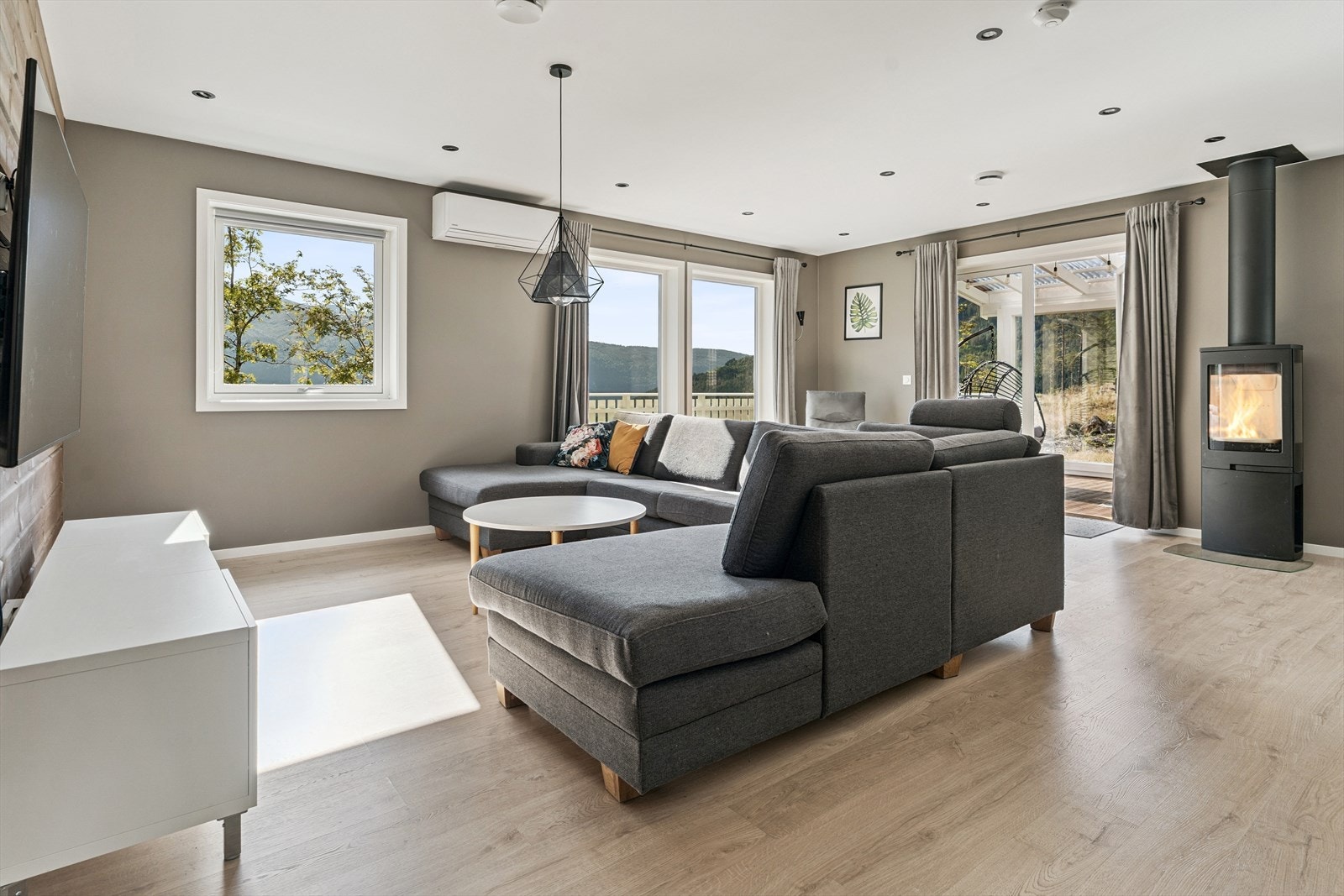 Vidare innover kjem du til stove, også med varmefolie på golv. Her er også vedomn. Laminat på golv, malte plater på vegg og listefritt mot himling. Galleribilde