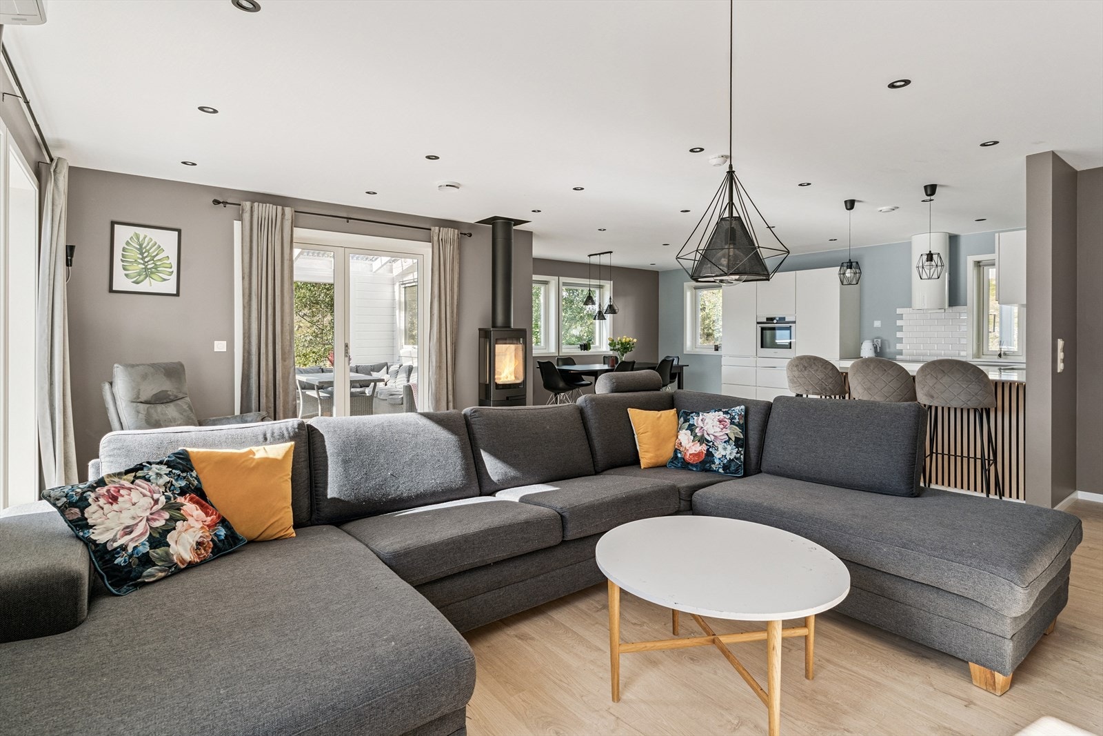 Gjennomført fine fargar på veggar og downlights i himling.
Det er også utgang til terrasse frå stove Galleribilde