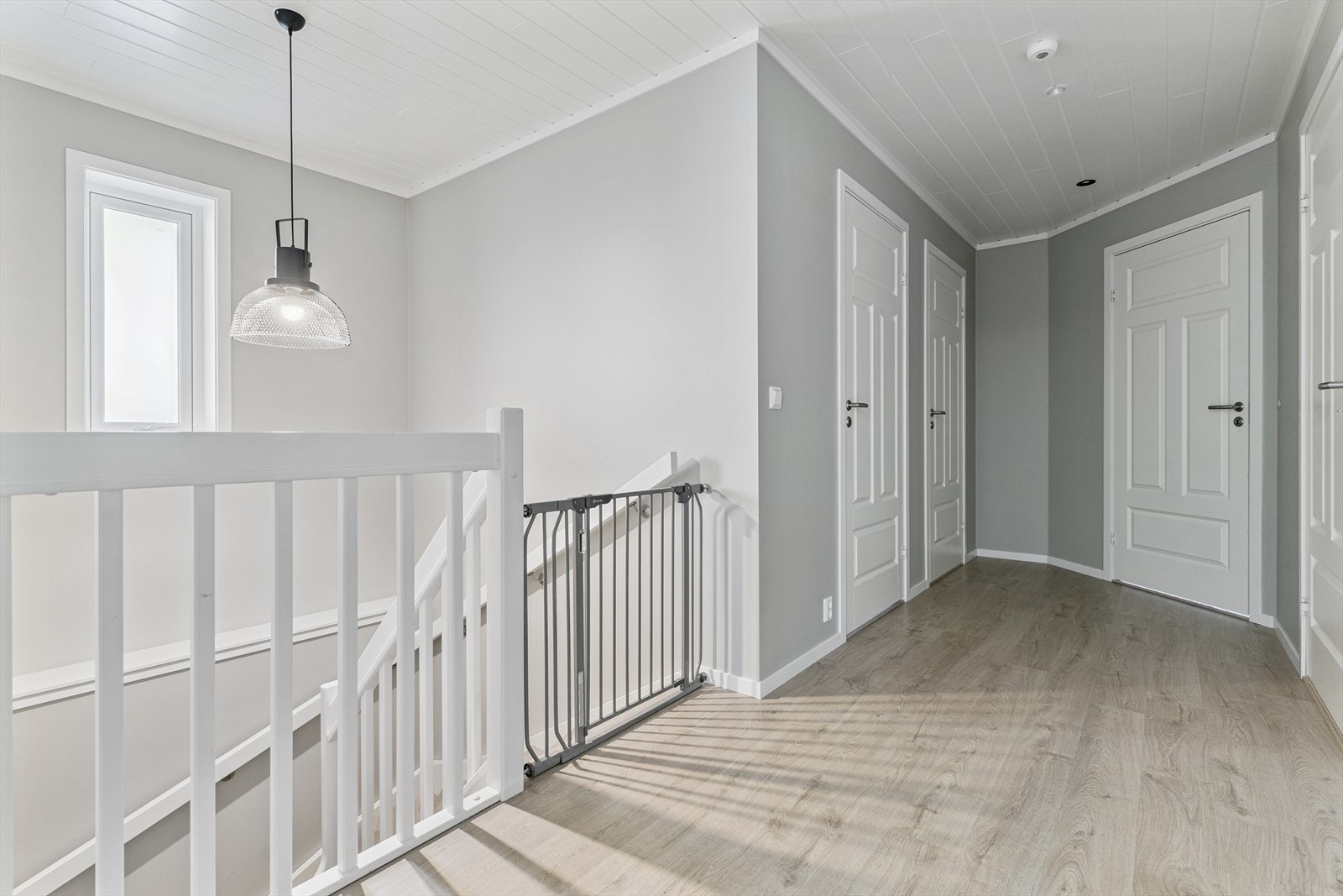 Trapp til underetasje, og gang mot soverom og bad i hovudetasje Galleribilde