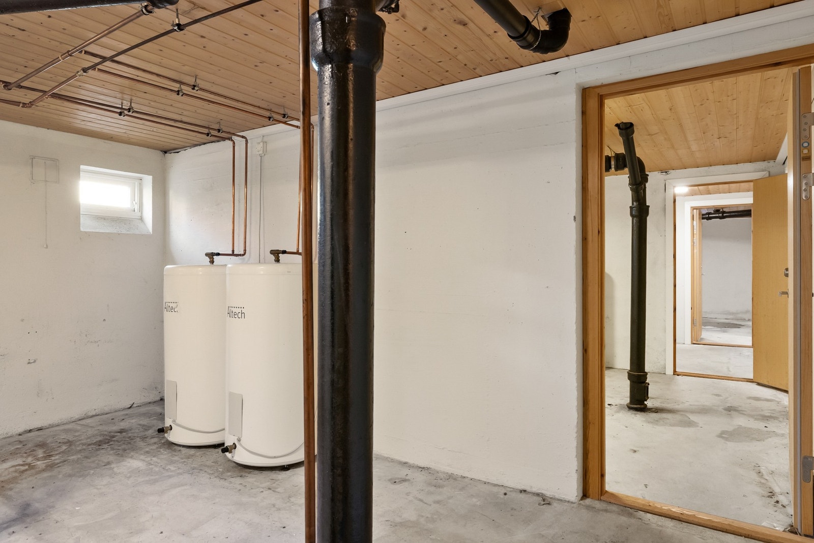 Varmtvannstank på ca 190 liter fra 2009 er plassert på fellesarealer i kjeller. Galleribilde