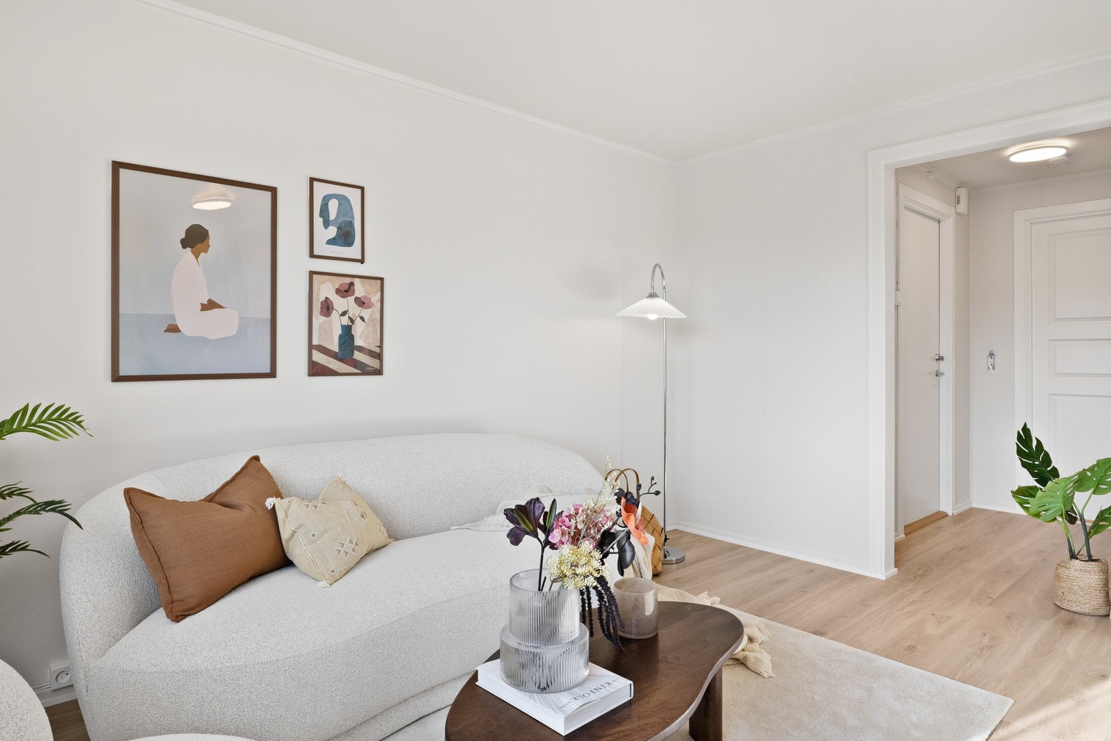 Koselig stue med sone for sofagruppe, spisebord med tilbehør. Galleribilde