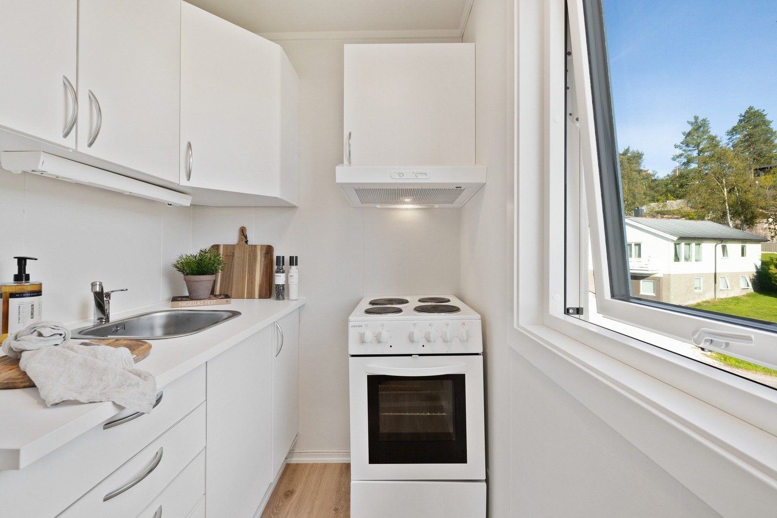 Koselig kjøkken med tidløse fronter. Galleribilde