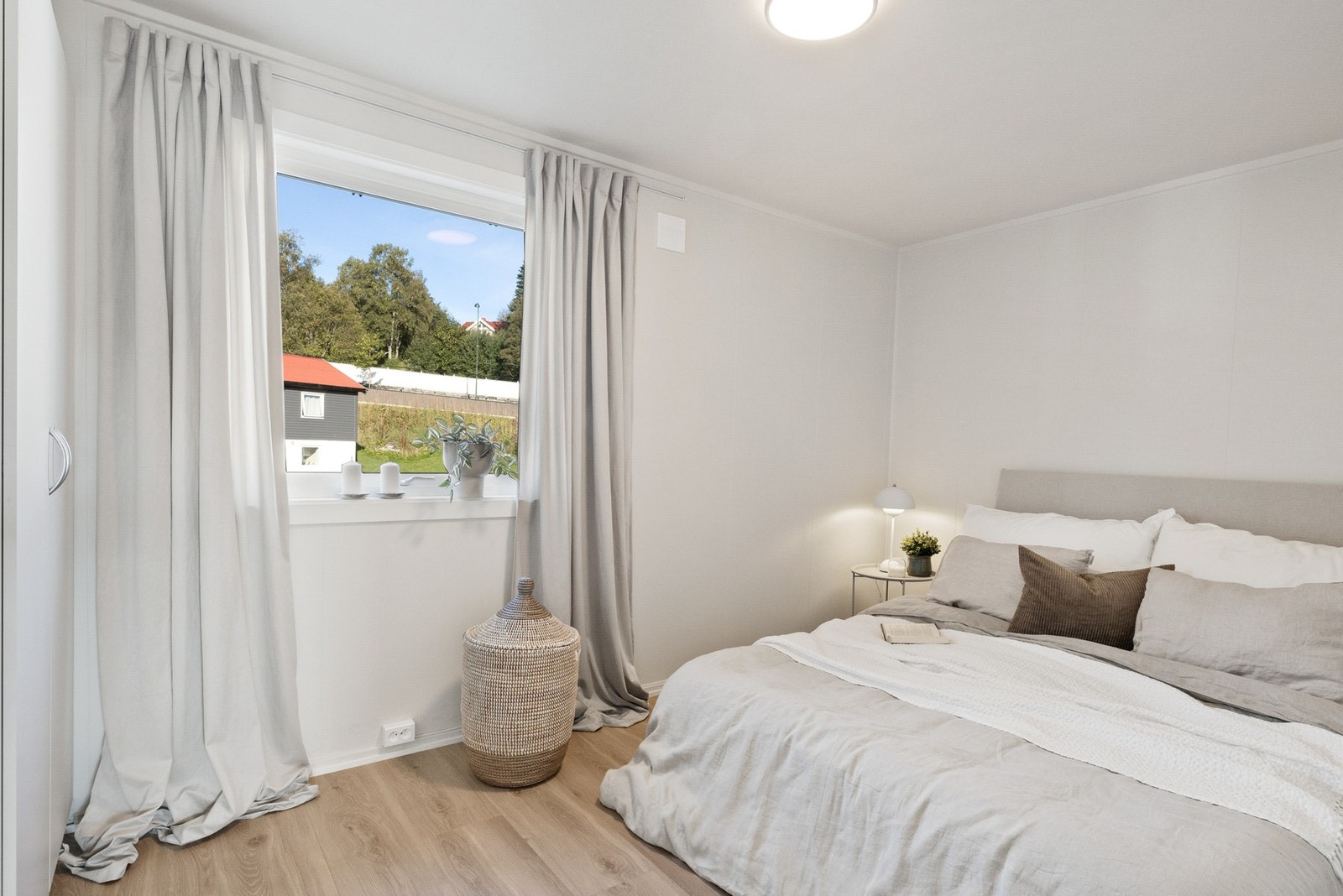 Romslig og innbydende soverom med garderobeløsning. Galleribilde