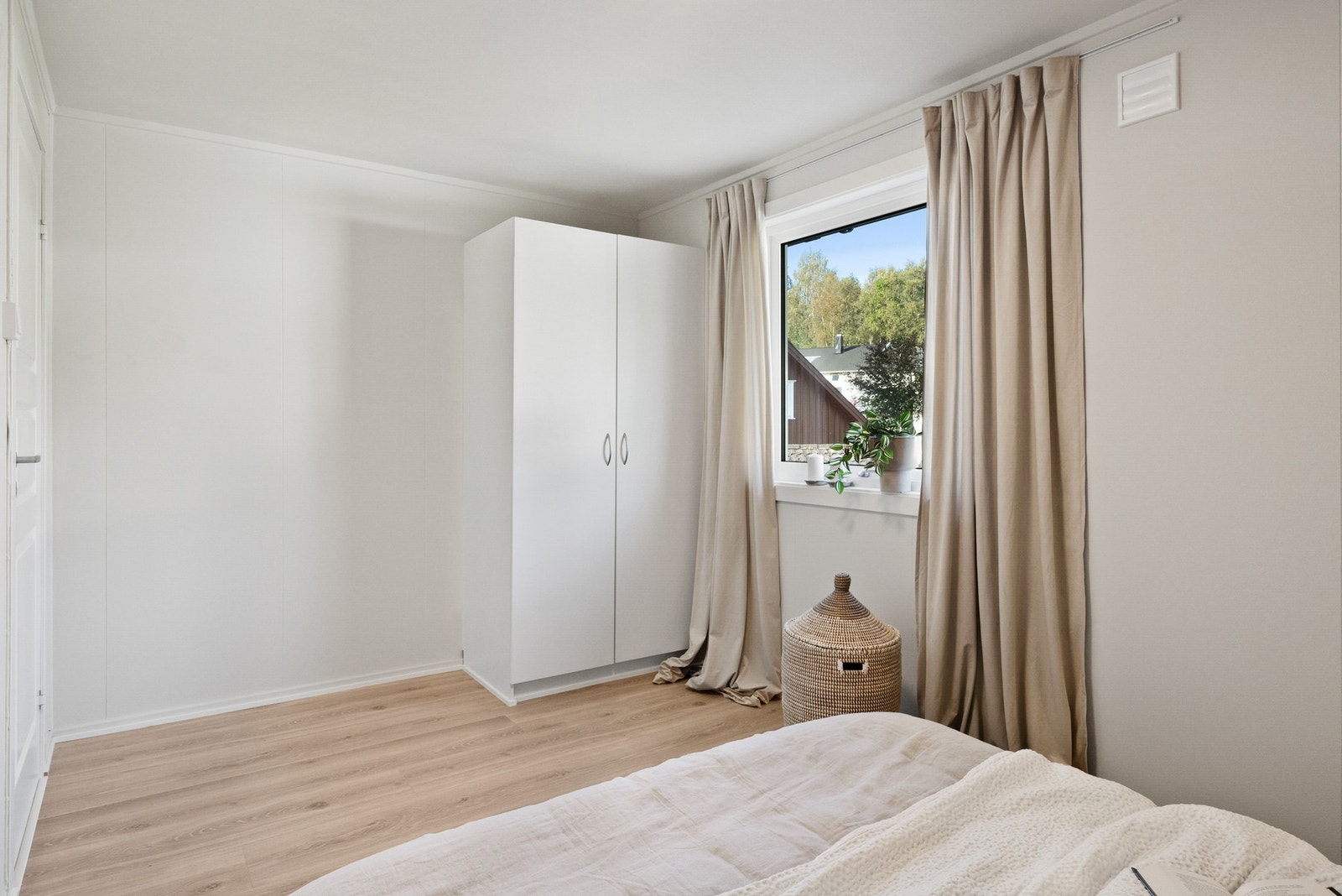 Leilighetens soverom har plass til dobbeltseng, med tilhørende møblement. Galleribilde