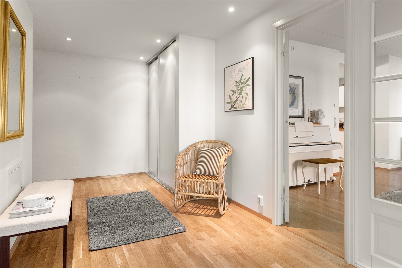 Entré/gang med stort areal til garderobe og oppbevaring. Galleribilde