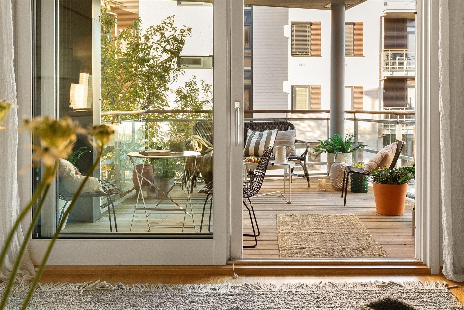 Den lekre balkongen fungerer som en forlengelse av stuen om sommeren, og de store vinduene skaper en ytterligere romfølelse. Galleribilde