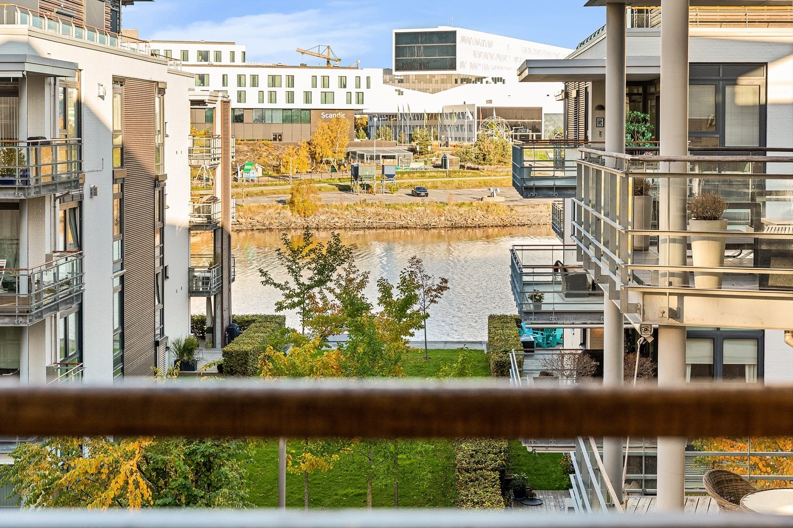 Boligen ligger bra til, og har pent skue fra begge balkongene. Galleribilde