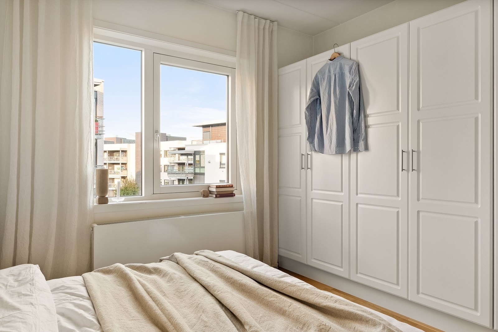 Hovedsoverommet er godt utstyrt med stort garderobeskap, og rommer stor dobbeltseng. Galleribilde