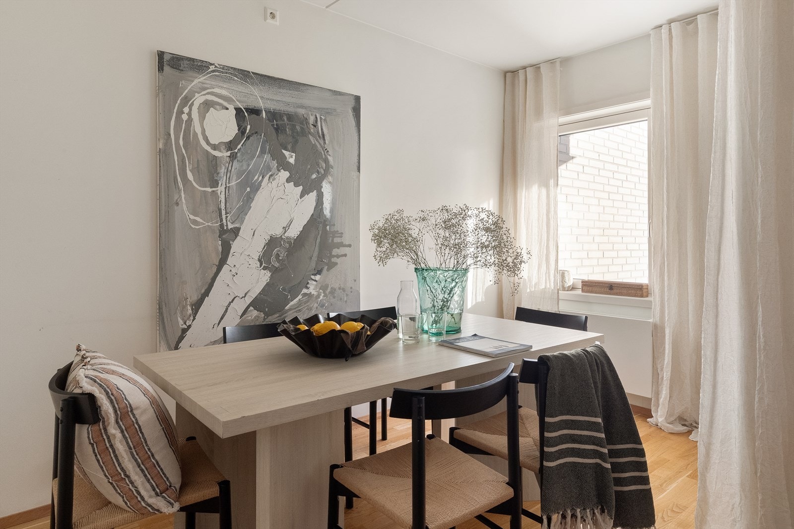 God plass til stort spisebord. Galleribilde