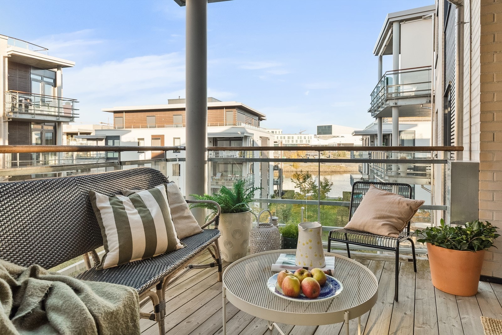 Boligen ligger smart til både i terreng, og internt- og gir gløtt til fjord, og trivelige interne stikkveier med parklignende områder. Galleribilde