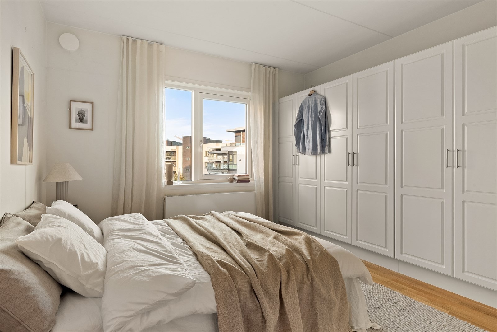 Rommet oppleves som stort og romslig. Galleribilde