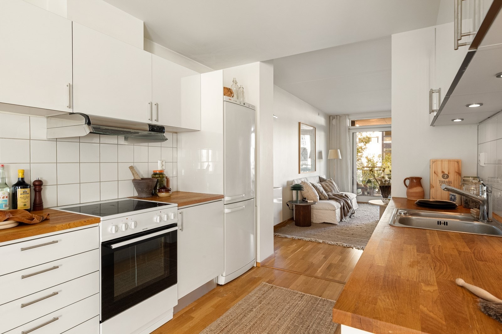 Kjøkkenet er fra byggeår. Byr på mye skapplass og gode oppbevaringsmuligheter. Galleribilde