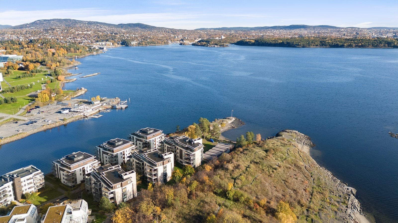 Området er kjent for det naturskjønne og direkte adkomst til fjord og bading. Galleribilde