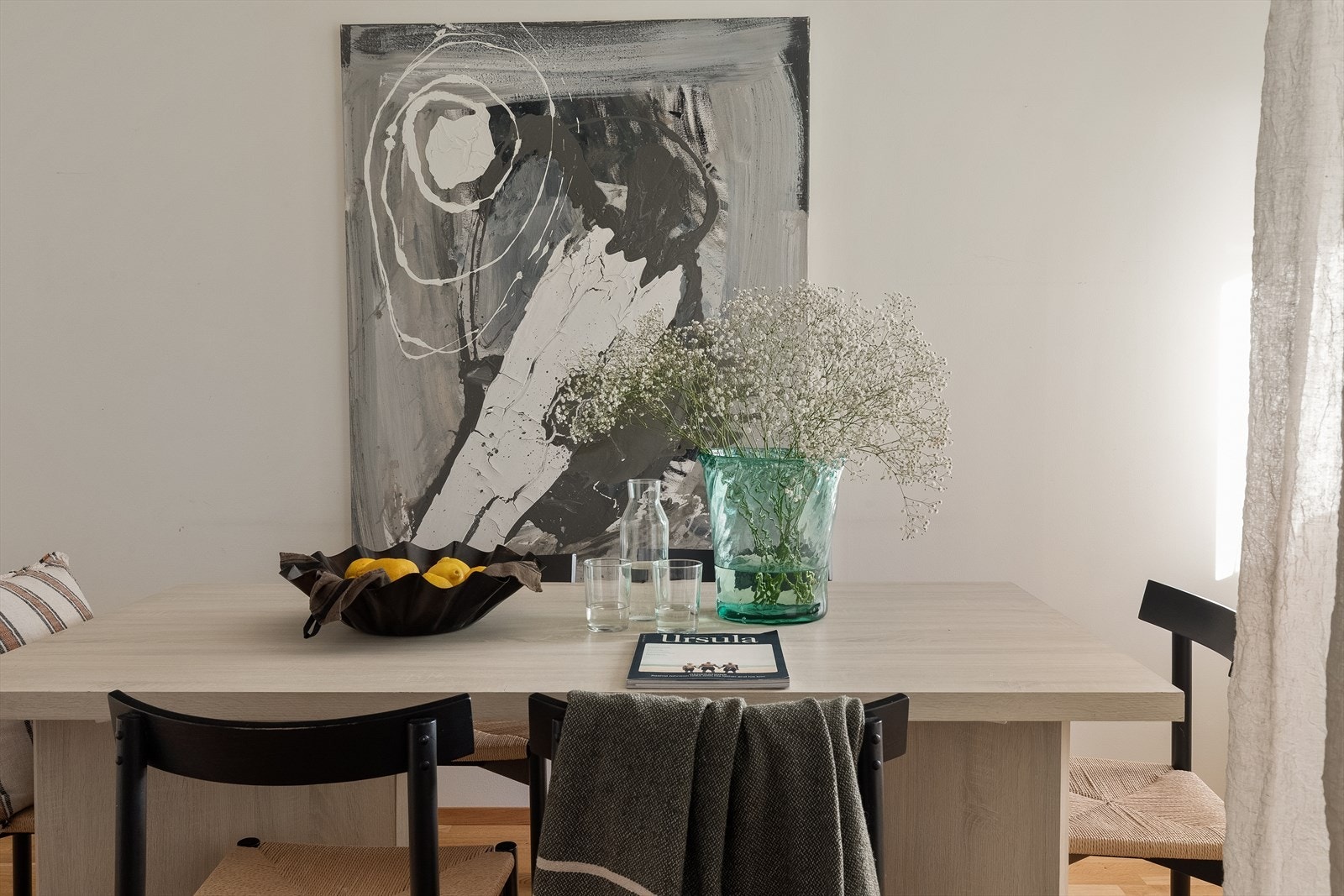 Stuen har også et stort område dedikert til spisebord. Galleribilde