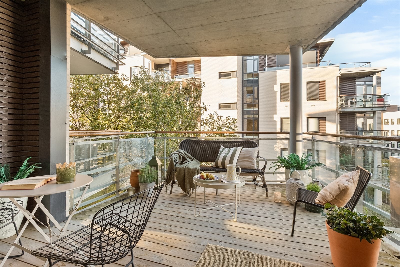 Boligen har to balkonger, her en av de; en romslig overbygget balkong. Galleribilde