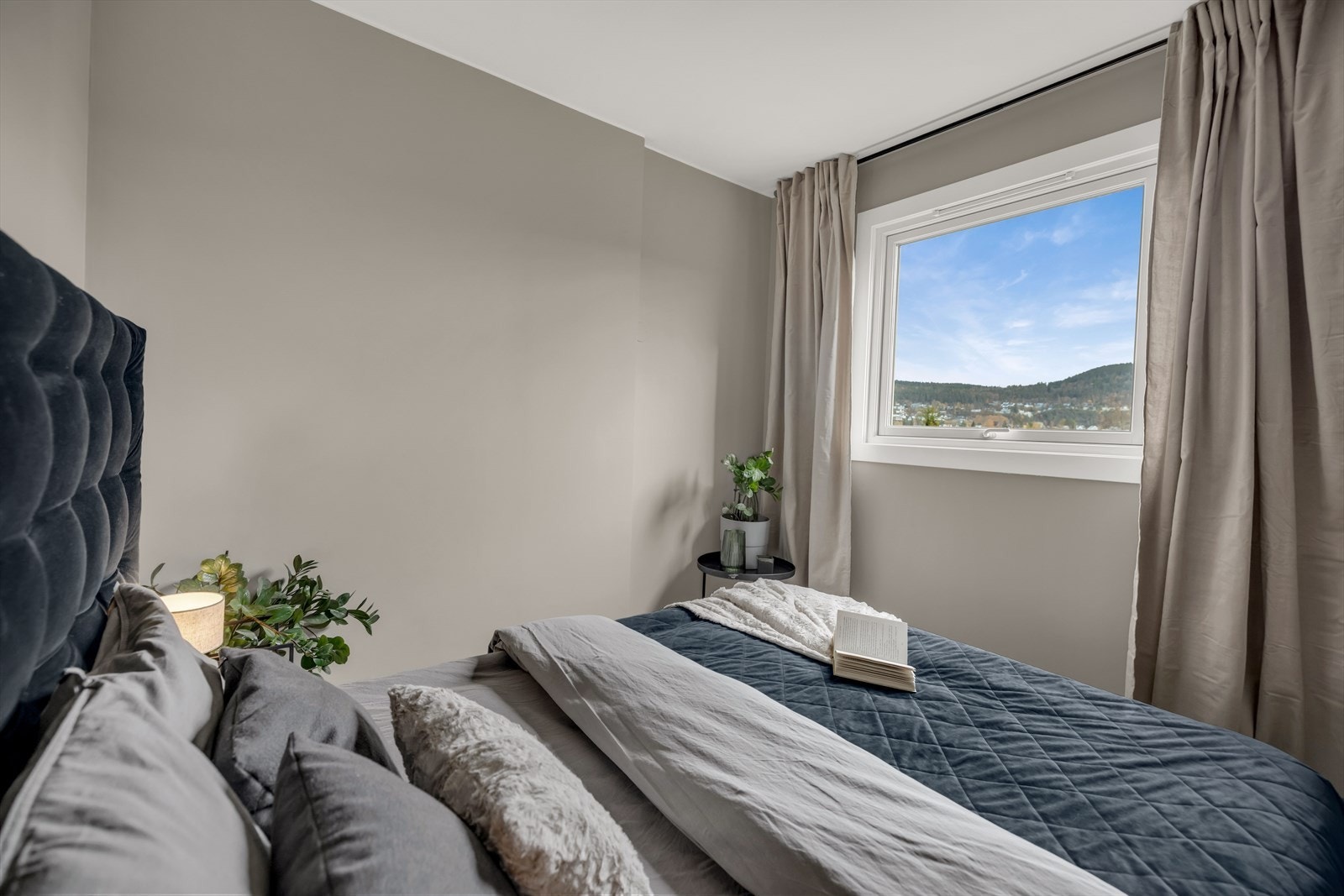 De delikate fargevalgene på veggene, sammen med store vindusflater, skaper en lys og behagelig atmosfære. Galleribilde