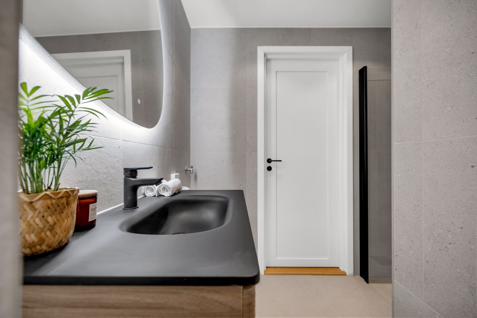 Her er ingenting overlatt til tilfeldighetene - badet kombinerer høy kvalitet, funksjonalitet og design på en måte som vil holde seg aktuelt i mange år fremover. Galleribilde