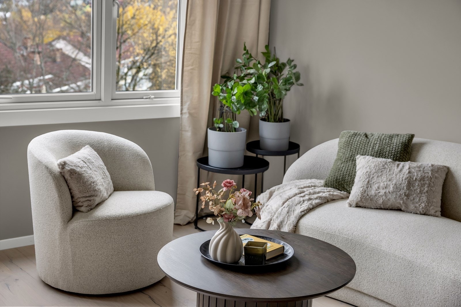 En romslig stue med god plass til både spisebord og sofa med tilhørende møbler. Galleribilde