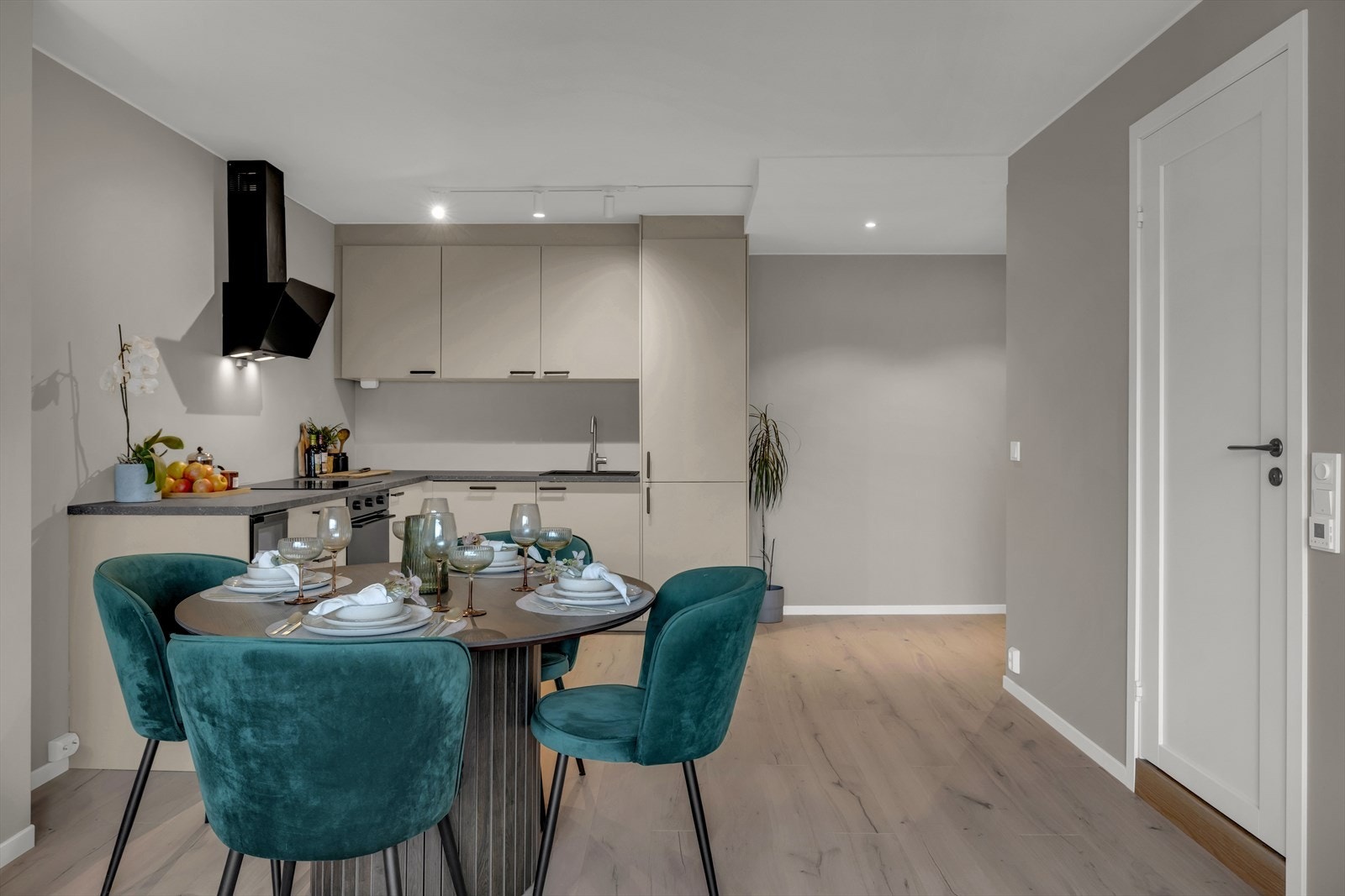 Den åpne planløsningen mellom kjøkken og stue gir rommet en sosial og harmonisk flyt. Galleribilde