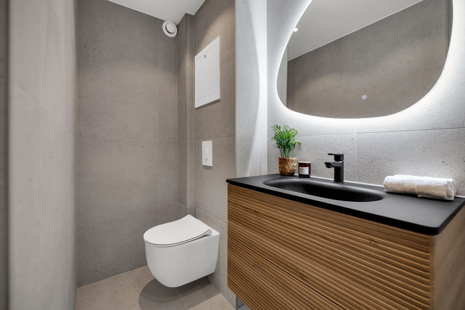 Delikat og tidløst flislagt bad med gulvvarme og downlights i himlingen. Badet ble renovert i 2025 og fremstår som moderne, funksjonelt og stilrent, med lyse, nøytrale toner som skaper en rolig og eksklusiv atmosfære. Galleribilde